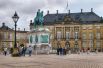 Королевский дворец Амалиенборг в Копенгагене является официальной резиденцией и местом проживания датской королевской семьи. Действующий монарх: Маргрете II.