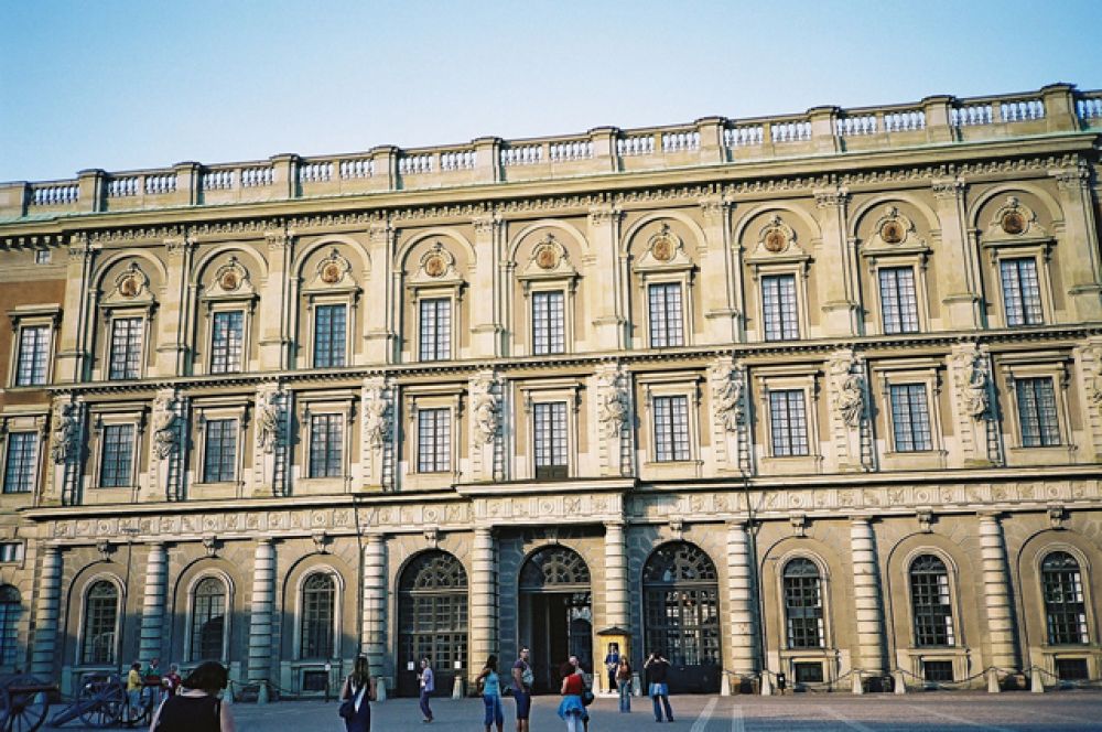Стокгольмский королевский дворец — официальная резиденция шведских монархов на парадной набережной острова Стадхольмен в центре Стокгольма. Действующий монарх: Карл XVI Густав.