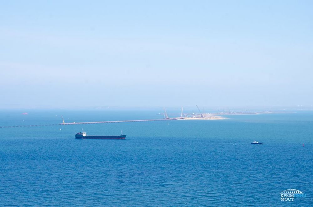 Когда начнется монтаж арок, в Керченском проливе на несколько дней приостановят движение судов. Ориентировочно, это будет лето 2017 года.