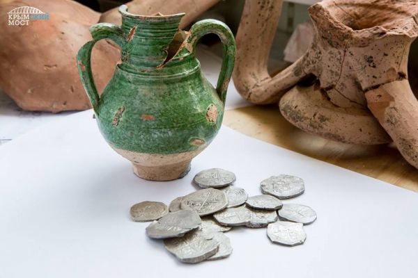Археологи во время полевых работ на территории, по которой пройдет автодорога-подход к Керченскому мосту, обнаружили клад серебряных монет. 