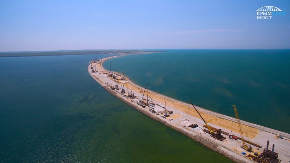 Стройплощадку видно даже с Керченской паромной переправы
