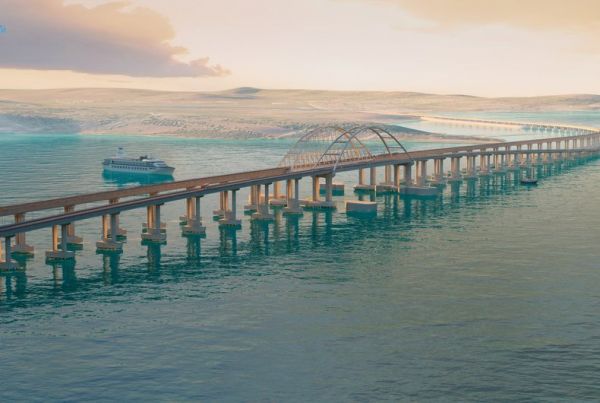 По сути, Крымский мост будет включать в себя сразу два моста: один – с четырёхполосной трассой, второй – с двухпутной железной дорогой для поездов. Над судоходной частью Керченского пролива возведут арку шириной 227 метров и высотой 35 метров для прохода кораблей