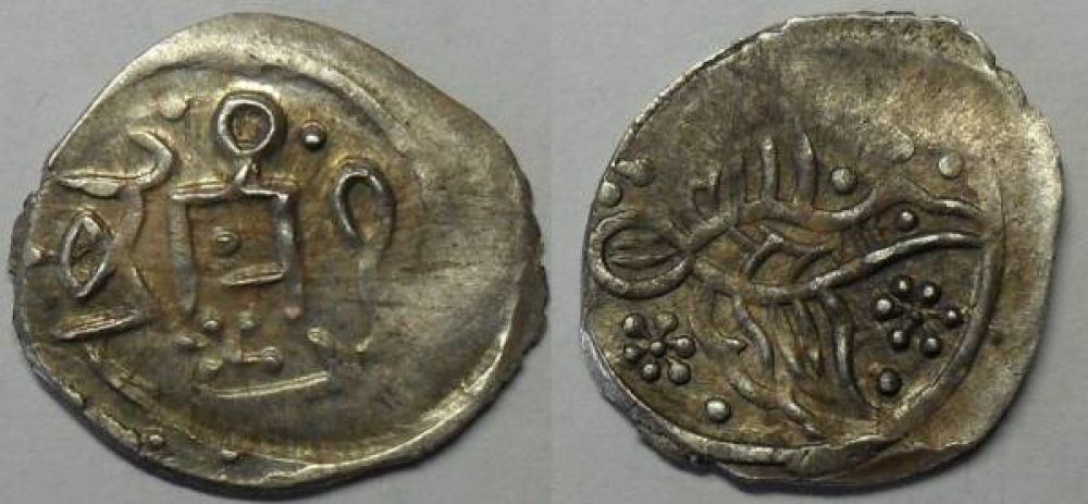 На этих монетах изображена летящая птица - местные символы. 