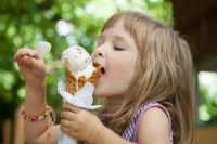 Перед вкусом натурального мороженого особенно не могут устоять дети.