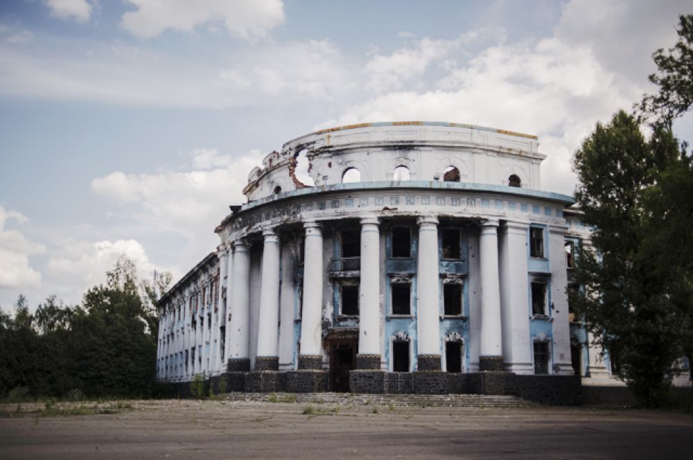 Здание завода, разрушенное в результате обстрела.