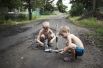Дети играют боеприпасами в Горловке.