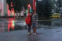 Кемерово полил путешественников ливнем. Обувь Марины промокла, и Владимир отдал ей свою, резиновую. Часть пути из 26 тыс. км уже в прошлом, впереди ещё два месяца странствий.