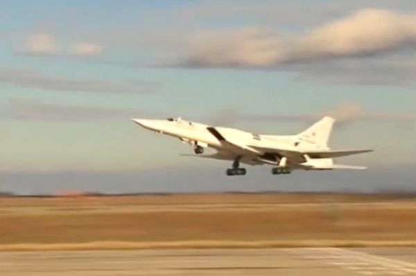 Дальний сверхзвуковой бомбардировщик-ракетоносец Ту-22 М3 во время взлета с авиабазы для нанесения авиаудара по вновь выявленным объектам террористов ИГ в районах Пальмиры. 