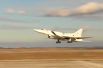 Дальний сверхзвуковой бомбардировщик-ракетоносец Ту-22 М3 во время взлета с авиабазы для нанесения авиаудара по вновь выявленным объектам террористов ИГ в районах Пальмиры. 