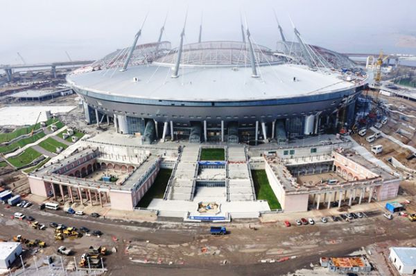 В январе 2016-го комитет по строительству Санкт-Петербурга, выступающий заказчиком строительства «Зенит-Арены», приостановил до конца июня исполнение госконтракта с АО «Инжтрансстрой», заключенного на достройку стадиона. 