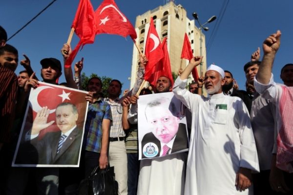 Палестинцы принимают участие в митинге в поддержку правительства президента Турции Эрдогана.