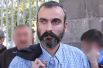 Налетчики требуют освободить арестованного за хранение оружия лидера радикального оппозиционного Фронта общественного спасения «Новая Армения» Жирайра Сефиляна.