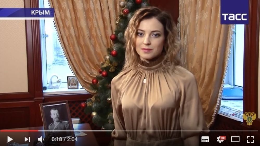 А вот с Новым 2015-м годом она поздравила всех россиян в вечернем платье и с локонами.