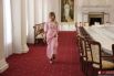 И снова неожиданный образ. 12 июля она приезжает в Ливадийский дворец дарить портрет всех членов семьи императора Николая II. В воздушном розовом платье в пол Поклонская напоминает диснеевскую принцессу Рапунцель. 