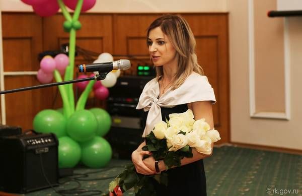 Нарядное черно-белое платье и букет роз, подаренный крымским премьером в честь 8-го марта. 