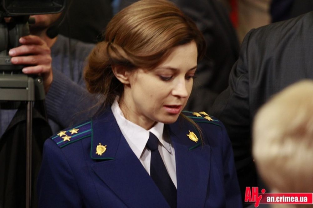 Октябрь 2014 года. Неожиданно для всех Наталья Владимировна становится шатенкой. С новой прической вместо всегда распущенных волос она появляется на очередном заседании Госсовета РК.