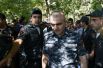 Заместитель начальника полиции Армении Унан Погосян во время интервью с журналистами у захваченного здания отделения полиции.