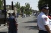 В данный момент силовые службы Армении ведут с захватчиками переговоры, призывая их сдаться и освободить занятое здание.