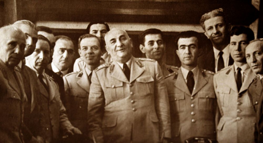 Весной 1960 года произошел первый военный переворот. Его причиной стало стремительное обогащение чиновников на фоне обнищания населения. Тайный комитет под руководством Джемаля Гюрселя (на фото) арестовал президента Махмуда Баяра, премьер-министра Али Аднана Мендереса и членов правящей Демократической партии и учинил трибунал над ними.