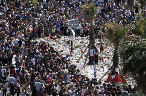 На месте трагедии сооружен импровизированный мемориал жертвам теракта. Люди продолжают приносить цветы, свечи и игрушки. 