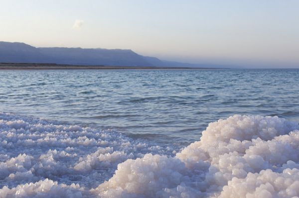 Мёртвое море, название которого в переводе с иврита означает «море соли» является одним из самых уникальных озер в мире.
