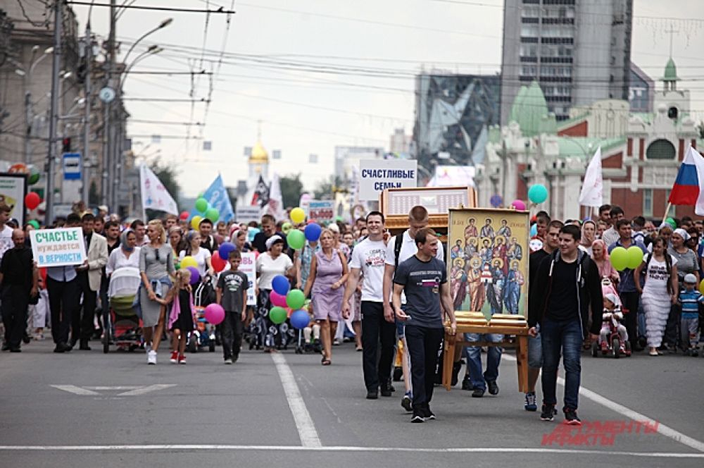 Участники хода несли иконы и плакаты. Настроение, не смотря на пасмурную погоду, у всех было хорошее.