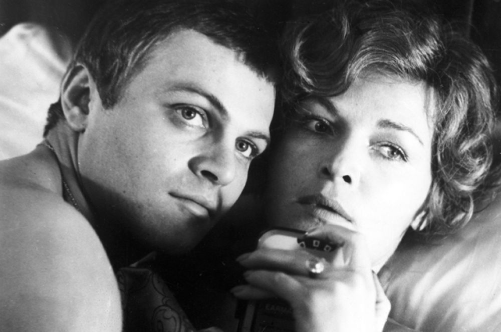 Кадр из художественного фильма «На Гранатовых островах», 1981 год, киностудия «Мосфильм». В роли Катлен Габю — актриса Людмила Чурсина, в роли Эдварда Морра — Александр Соловьев.
