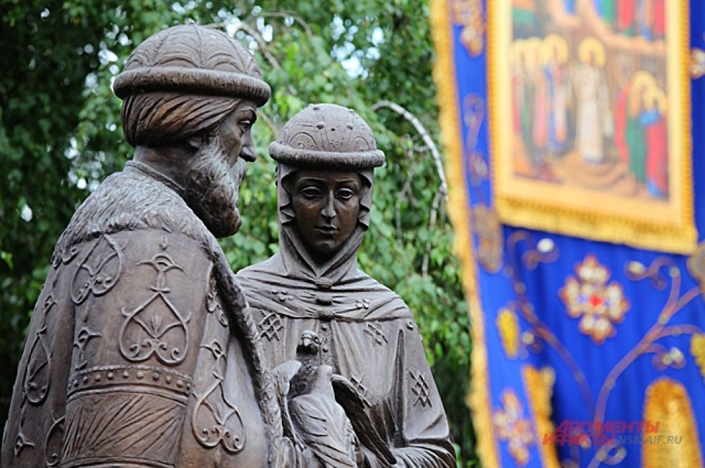 Здесь же возле памятника. Епископ Колыванский Павел и заместитель мэра города Новосибирска Валерий Шварцкопп вручили награды многодетным семьям. После этого рядом с Собором в сквере началась праздничная программа.