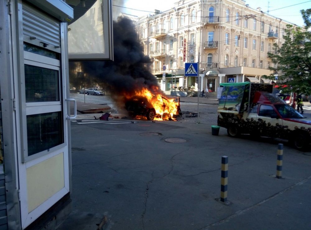 Очевидцы успели снять пылающий автомобиль