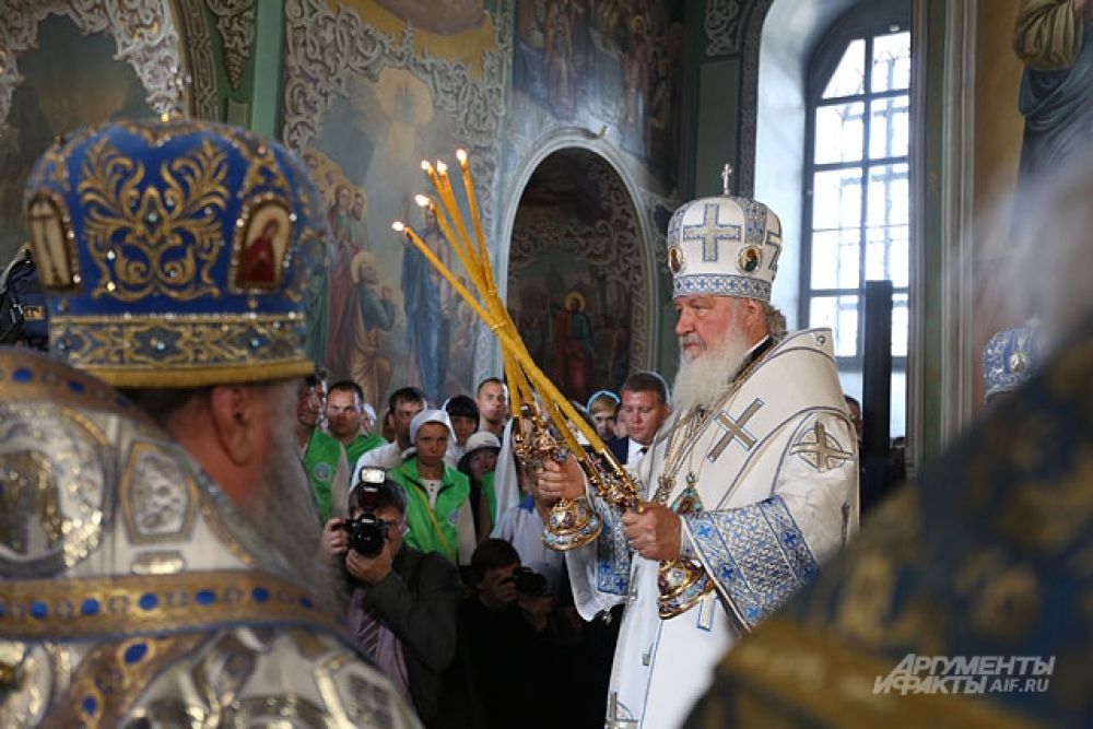 "Мир всем" -обращается Патриарх к верующим.