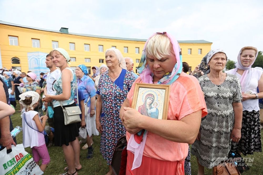 Тысячи верующих отмечают в Казани день явления иконы. 