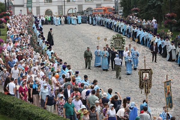 Крестным ходом верующие после литургии двинулись в Богородицкому монастырю.