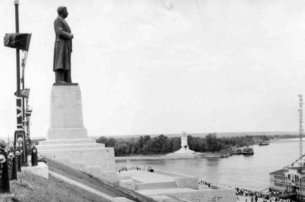 Возле первого шлюза (Волгоград) на высоком постаменте был установлен памятник И.В. Сталину. 