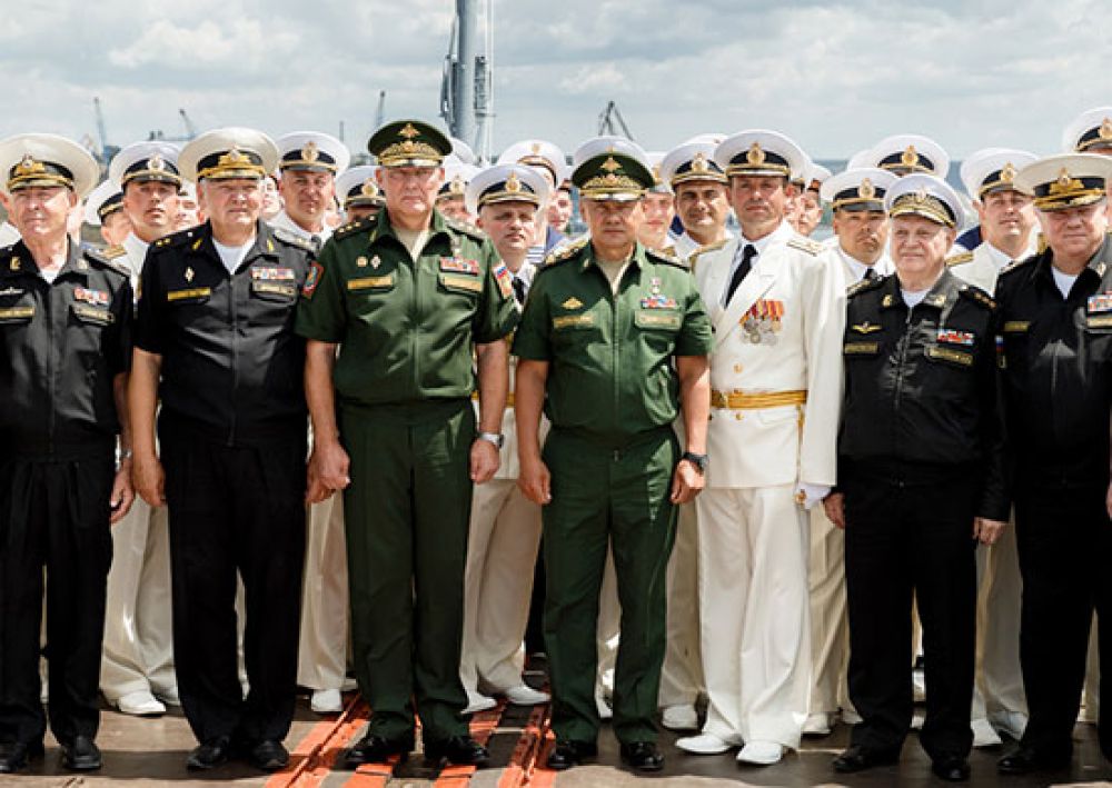 Глава военного ведомства пожелал морякам здоровья, оптимизма, выдержки и, как принято у моряков, – семь футов под килем.
