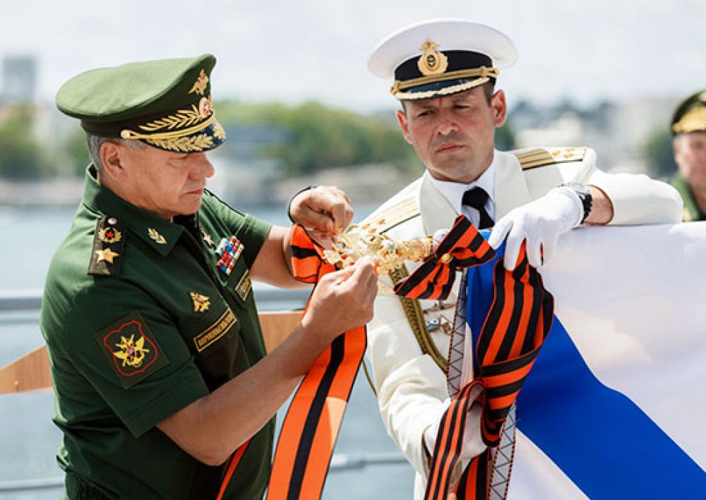 Награду вручал лично министр обороны России генерал армии Сергей Шойгу, который специально прибыл в Севастополь.  
