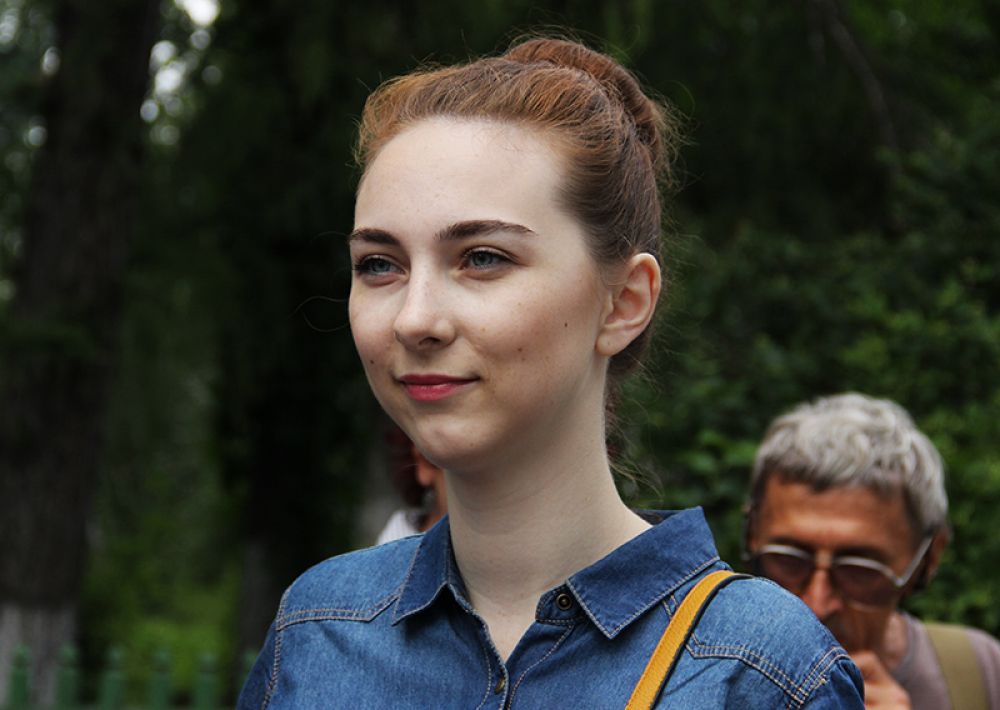 Вероятно, девушки надеялись попасть в кадр, но на сей раз Юрий Рост фототехнику не применял...