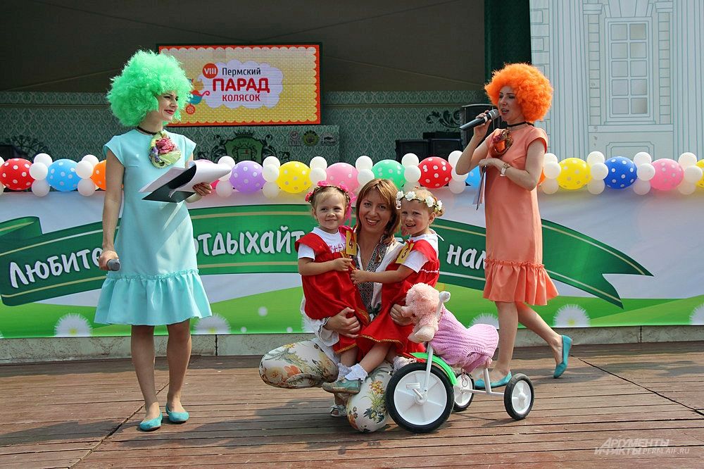 Композиция «Свинарки и пастух» в номинации «необычный костюм» и «мой велосипед».