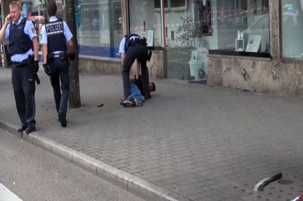 Полиции арестовала сирийского беженца после того, как он убил женщину с мачете в Ройтлингене.