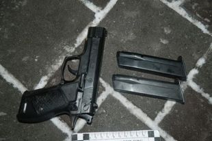 Задержанный объяснил, что стрельбу он устроил, поскольку выпил лишнего, а оружие приобрел у неизвестного мужчины