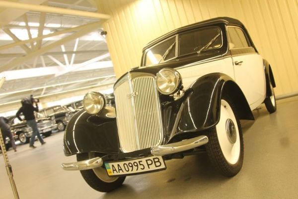 Немецкий Dampf Kraft Wagen (DKW) 1938 года выпуска с откидным верхом