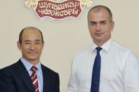 Господин Фу Бяо (слева) и сити-менеджер Чебоксар Алексей Ладыков (справа)