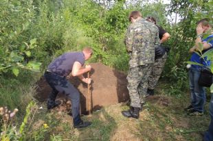 Труп закопал в огороде дома.