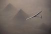 Solar Impulse 2 над пирамидами Гизы.