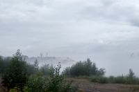 Из-за тумана на реке практически ничего не видно.