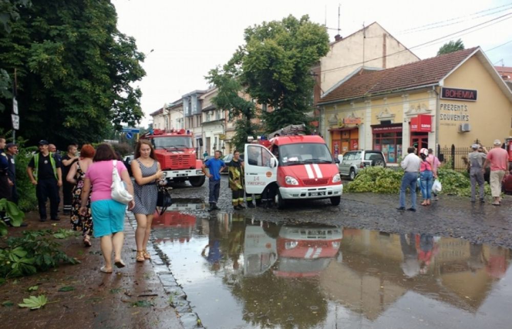 На месте, где стихия поработала более плодотворно, работали спасатели