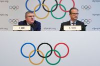 Президент Международного Олимпийского комитета Томас Бах (слева) и директор по коммуникациям МОК Марк Адамс.