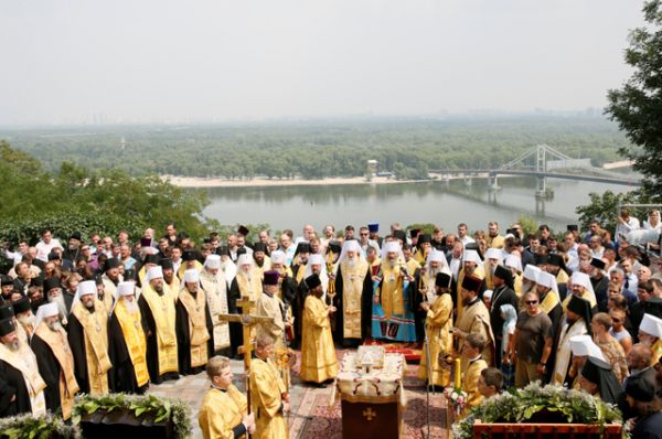 Митрополит Киевский и всея Украины Онуфрий совершил молебен на Владимирской горке.