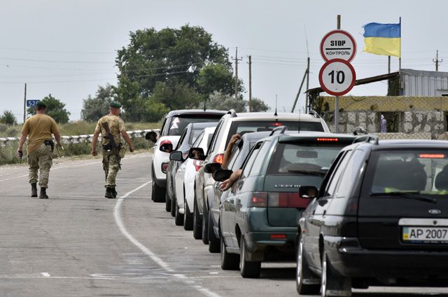Автомобили на пункте пропуска «Джанкой» на границе России и Украины.