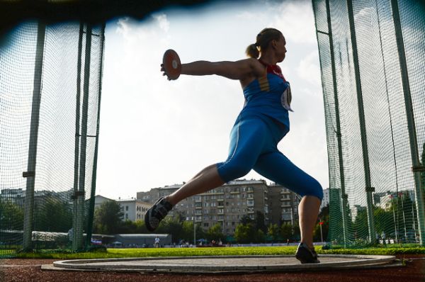 Спортсменка Екатерина Строкова на соревнованиях по метанию диска.