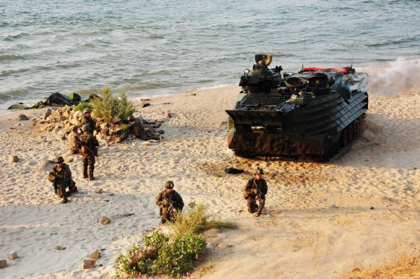 Вот высадка бронетехники со стороны моря вместе с солдатами